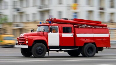 Вскрыли дверь квартиры: в Астане соседи спасли ребёнка из пожара