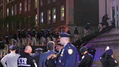В США полиция штурмовала здание Колумбийского университета, захваченное демонстрантами