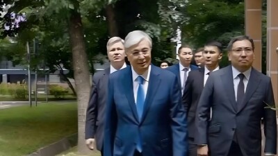 Токаев прогулялся по улицам Алматы и заглянул во двор, где раньше жила его семья