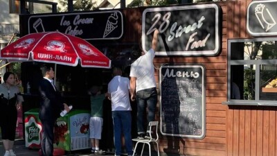 В названии кафе "28 street food" в алматинском парке панфиловцев увидели оскорбление. Вывеску заменят
