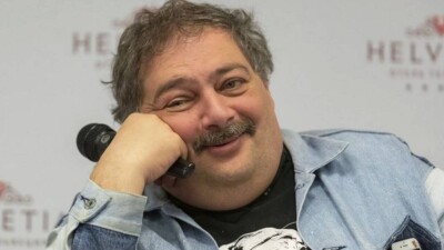 Российского писателя Дмитрия Быкова будут судить за отсутствие маркировки "иноагента"