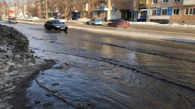В Усть-Каменогорске из-за порыва водопровода затопило две улицы