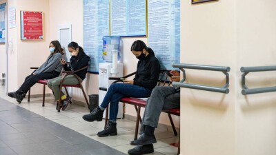 Школьников, которые почувствуют недомогание после прививки от КВИ, могут освобождать от уроков