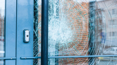 В Нур-Султане двое молодых людей разбили двери банка и проникли внутрь