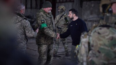 "Имею честь сегодня быть здесь". Зеленский вновь посетил передовые позиции украинских военных