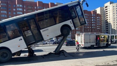Автобус сбил человека и повис на фонарном столбе в Санкт-Петербурге