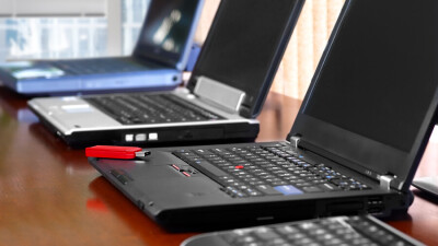 В СКО сотрудников отдела образования подозревают в хищении ноутбуков, купленных для учёбы детей во время пандемии