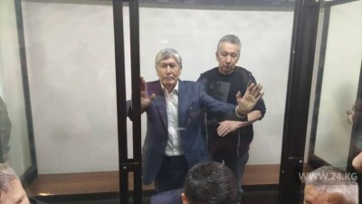 Алмазбек Атамбаев вновь нарушил порядок в зале суда – он пинал стену и кричал "Позор"