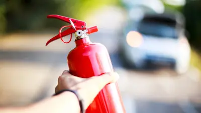 Прямо на дороге: полицейские помогли водителю потушить загоревшуюся машину в Туркестане