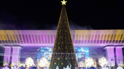 Главную новогоднюю ёлку зажгли в Алматы