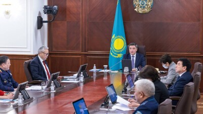 "Я вижу в сводках тяжкие преступления". Бектенов обсудил в правительстве проблемы общественной безопасности