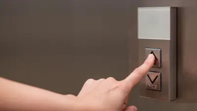 Трое взрослых и ребёнок: спасатели вызволили людей из застрявшего лифта в ТЦ Астаны