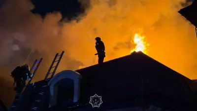 Крупный пожар в трёхэтажном здании тушат в Астане