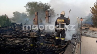 В Атырау полностью сгорел 12-квартирный дом, 12 семей остались без жилья