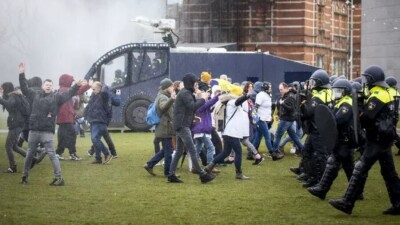 В Амстердаме полиция дважды за выходные применила водомёты для разгона протестующих