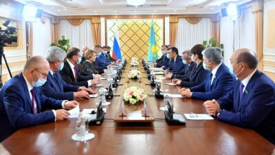 Маулен Ашимбаев и Валентина Матвиенко обсудили меры по борьбе с Covid-19