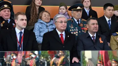 Токаев принял участие в церемонии возложения цветов к могиле Неизвестного солдата