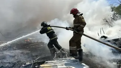 Крупный пожар в Таразе: загорелись складированные автошины
