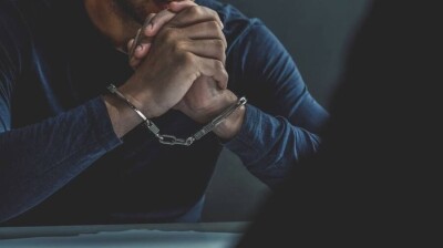 В Алматы задержали телефонных мошенников, у них изъяли 157 банковских карт