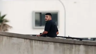 "Появится возможность допросить". Мужчина, стрелявший в людей на пляже в Австралии, вышел из комы