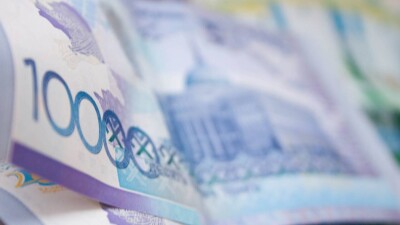 Остановленный полицией автовладелец закинул взятку в служебную машину патрульных в Алматы