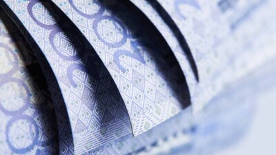 Казахстанцев просят перечислять деньги за покупки на баланс телефона. Что об этом думают в Минфине