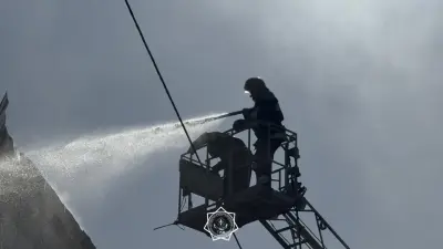 "Эвакуировались 270 человек". Крыша лицея-интерната загорелась в Караганде