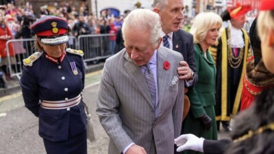 Британского короля и его супругу забросали яйцами