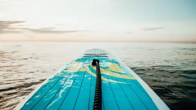 Унесло на SUP-бордах: спасатели доставили на берег 10 человек, обнаруженных в водах Каспия