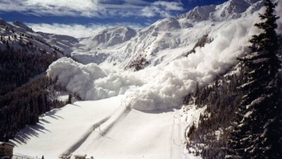 "Не выходите на склоны". Спасатели предупредили об угрозе схода лавин в горах Алматинской области