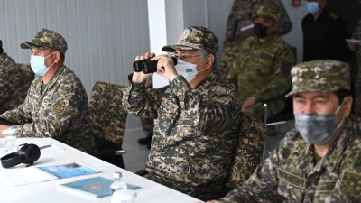 "Наши воины отправлялись на защиту родины с подножий Отпантау". Токаев посетил военные учения