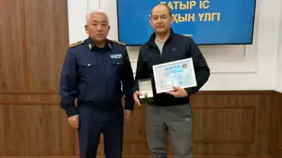 Полиция наградила мужчину, спасшего 13-летнюю девочку от похищения в Таразе