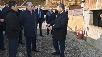 Токаев подарил зернодробильный аппарат жителю села Костобе Жамбылской области