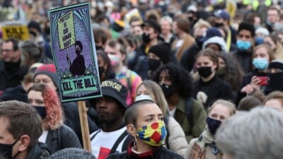 Более 100 человек задержали на акциях протеста в Лондоне