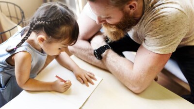 Токаев поручил ввести особые условия труда для родителей-одиночек