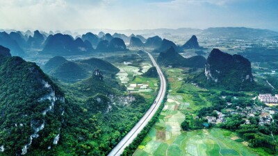 Обвал произошёл на скоростном шоссе в Китае: 18 автомобилей остаются в ловушке