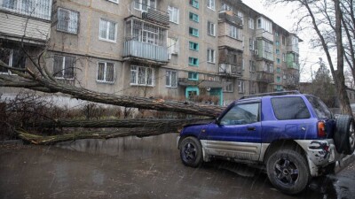 Последствия урагана в Алматы: упавшие деревья, залитые водой улицы