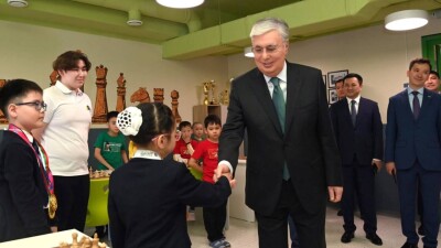 Токаев посетил семейный центр SANA Sport в столице