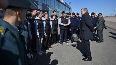 "В любом случае мы справимся". Токаев встретился со спасателями и волонтёрами в ЗКО