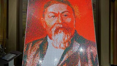 В Семее спидкуберы собрали портрет Абая из 3000 кубиков Рубика