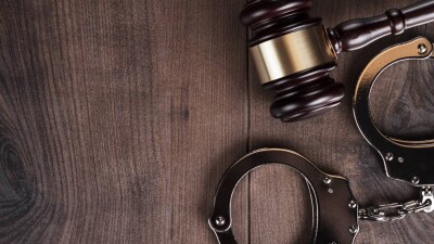 Поставили на учёт 55 авто: подозреваемым в массовой незаконной регистрации машин вынесли приговор
