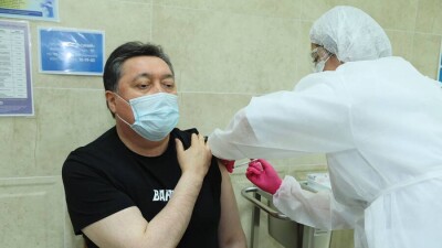 Мамин сделал прививку против Covid-19