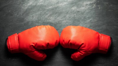 Казахстанский боксер Сергей Липинец одержал яркую победу над британцем Робби Дэйвисом-младшим