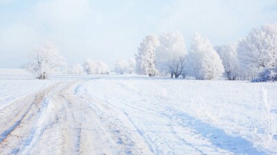 Из-за гололёда и метели ввели ограничения на некоторых участках дорог в двух регионах Казахстана