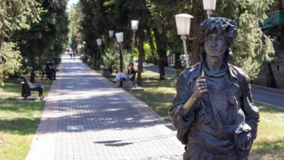 Памятник Виктору Цою предлагают реконструировать в Алматы