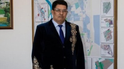 "Национальную одежду можно легко добавить в современный гардероб". Аким Павлодара пришёл на работу в чапане