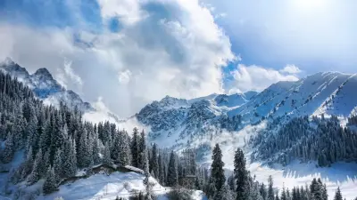 Сильный ветер и гололёд: алматинцев призвали отложить поход в горы и не парковаться под деревьями