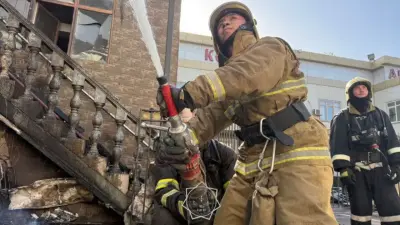 Спасли три автомобиля: пожар в здании СТО в Алматы удалось потушить