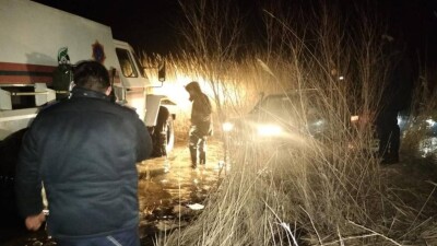 Спасатели и полицейские вызволяют людей из снежного плена на казахстанских трассах