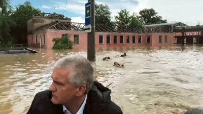 "Проще плыть, чем идти". Три человека вплавь следовали за лодкой главы Крыма после наводнения